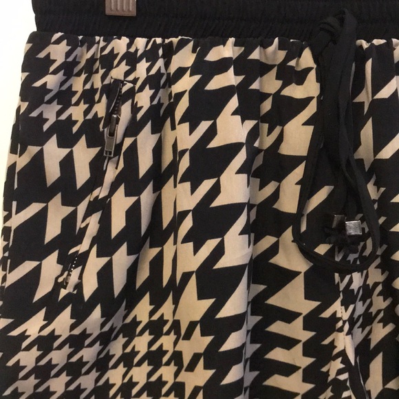 Patterned dolphin shorts - Picture 2 of 2